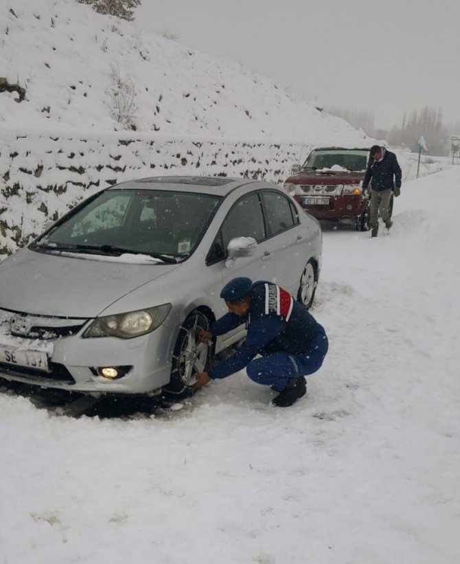 Konya-Antalya yolunda kar yağışı ulaşımı olumsuz etkiliyor