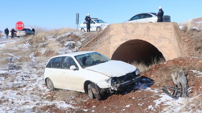 Lastiği patlayan otomobil şarampole devrildi: 1 yaralı