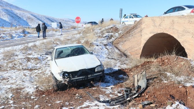 Lastiği patlayan otomobil şarampole devrildi: 1 yaralı