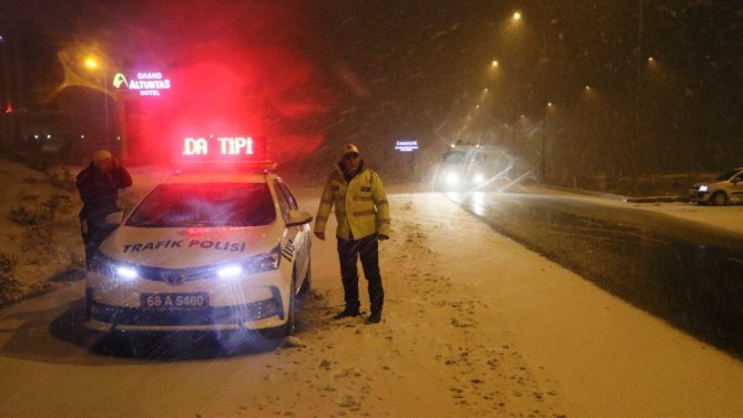 Aksaray’da kar yağışı ve fırtına etkisini artırdı