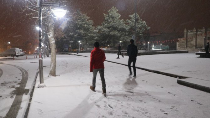 Aksaray’da kar yağışı ve fırtına etkisini artırdı