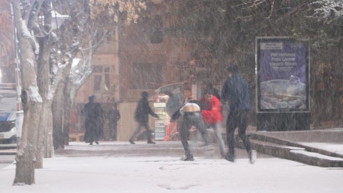 Aksaray’da kar yağışı ve fırtına etkisini artırdı