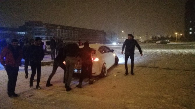 Konya’da üniversite öğrencileri kar altında halay çekti, kar topu savaşı yaptı