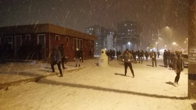 Konya’da üniversite öğrencileri kar altında halay çekti, kar topu savaşı yaptı