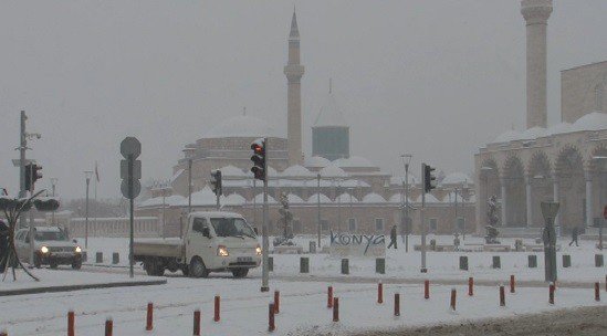 Konya’da kar yağışı etkili olmaya devam ediyor