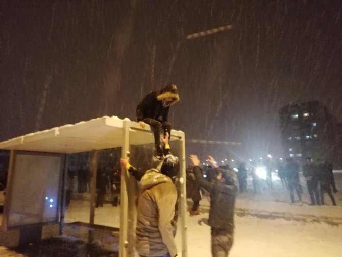 Konya’da üniversite öğrencileri kar altında halay çekti, kar topu savaşı yaptı