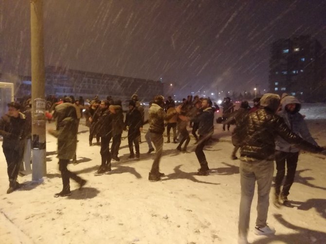 Konya’da üniversite öğrencileri kar altında halay çekti, kar topu savaşı yaptı