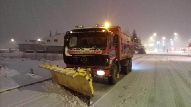 Akşehir Belediyesi kar temizleme çalışmalarını sürdürüyor