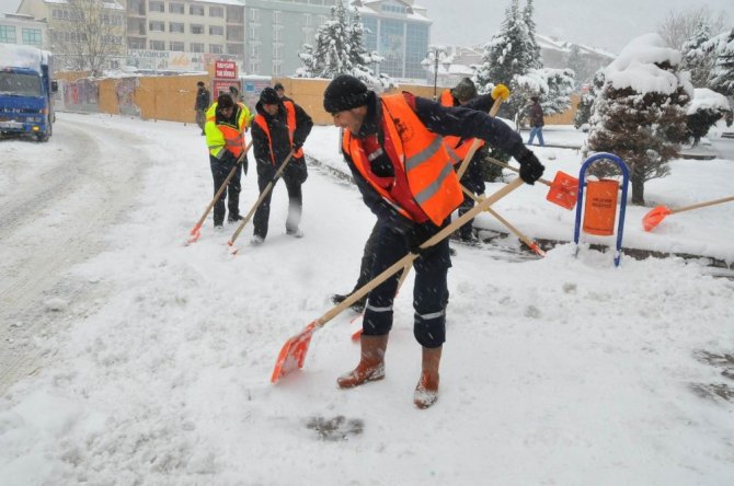 Akşehir Belediyesi kar temizleme çalışmalarını sürdürüyor