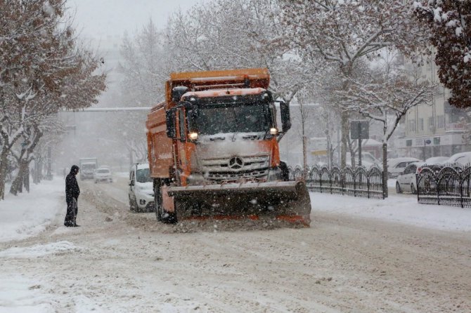 Konya Büyükşehir kar ve buzlanmaya karşı 24 saat görevde