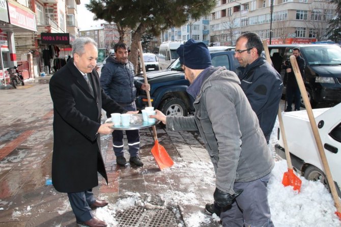 Başkan Akkaya, kar temizliği yapan personele salep dağıttı