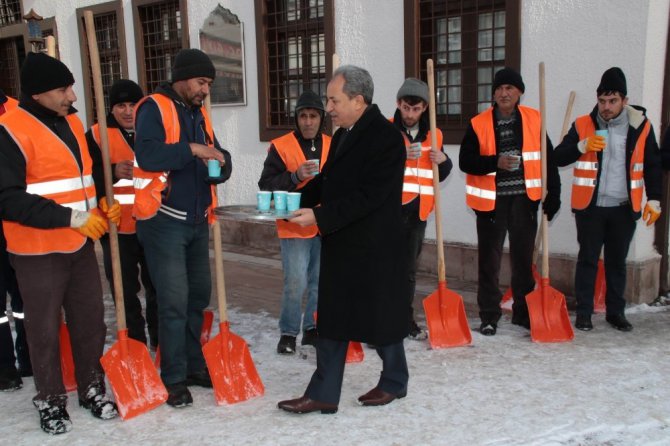 Başkan Akkaya, kar temizliği yapan personele salep dağıttı