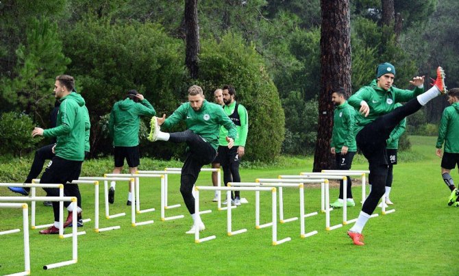 Atiker Konyaspor yağmur altında çalıştı