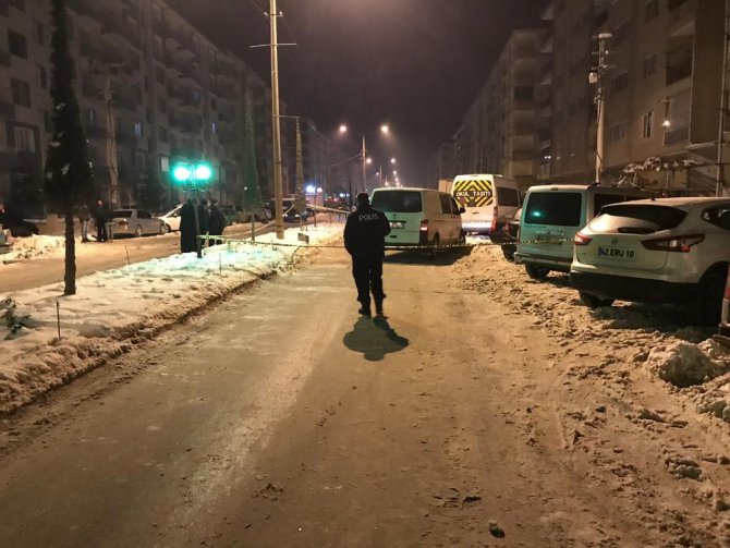 Öz kardeşini sokak ortasında pompalı tüfekle yaraladı