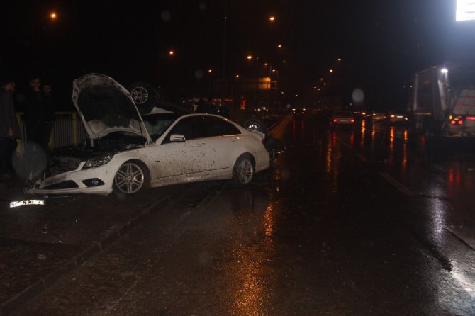 Kaza yapan sürücüye yardıma gidenlere otomobil çarptı: 2 ölü, 3 yaralı