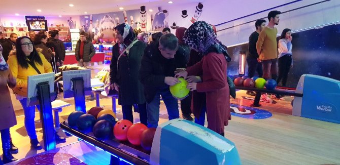 Görmeseler de bowlingin heyecan ve mutluluğunu yaşadılar