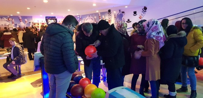 Görmeseler de bowlingin heyecan ve mutluluğunu yaşadılar