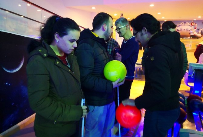 Görmeseler de bowlingin heyecan ve mutluluğunu yaşadılar