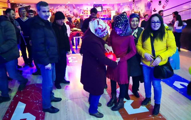 Görmeseler de bowlingin heyecan ve mutluluğunu yaşadılar