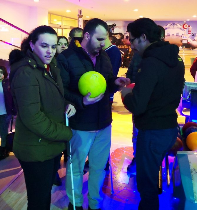 Görmeseler de bowlingin heyecan ve mutluluğunu yaşadılar