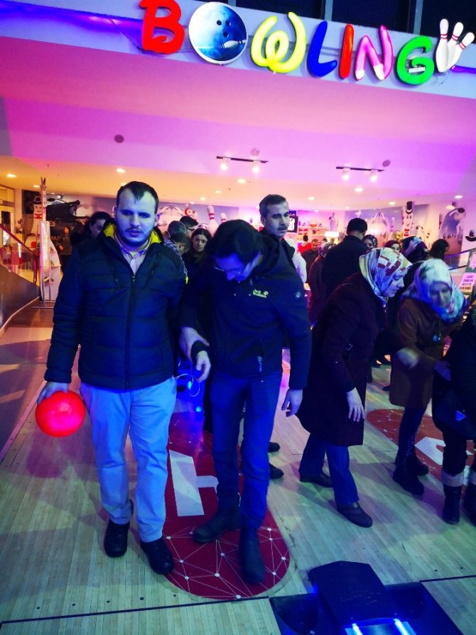 Görmeseler de bowlingin heyecan ve mutluluğunu yaşadılar