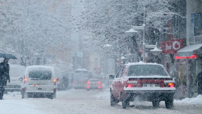 Aksaray’da kar yağışı etkili oluyor, okullar tatil edildi