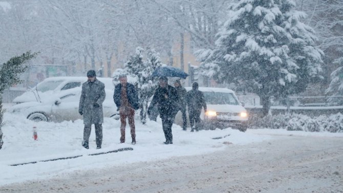 Aksaray’da kar yağışı etkili oluyor, okullar tatil edildi