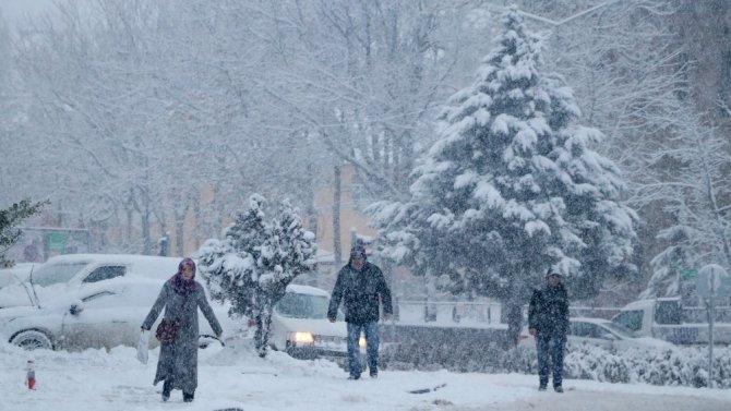 Aksaray’da kar yağışı etkili oluyor, okullar tatil edildi