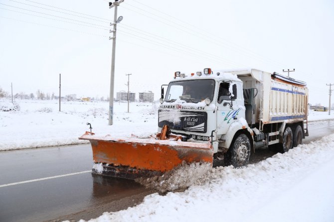 Aksaray’da 300 kişilik ekiple kar kürüme çalışması devam ediyor