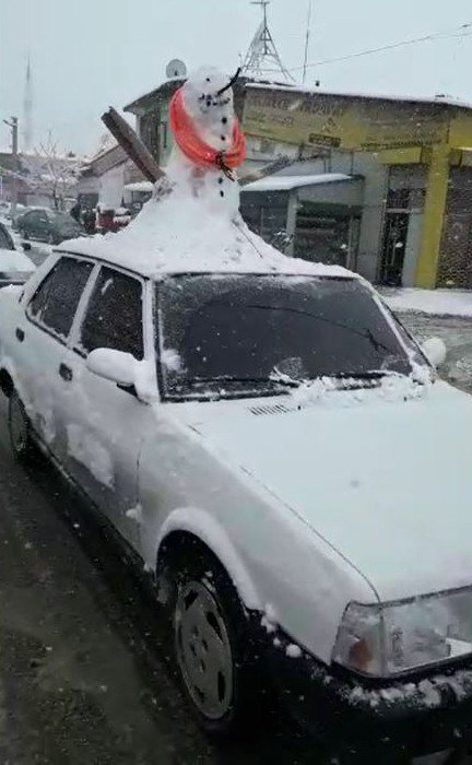 Otomobilinin üzerine kardan adam yapıp trafiğe çıktı