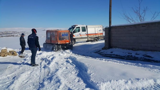 Köyde mahsur kalan hastayı AFAD ekibi hastaneye ulaştırdı