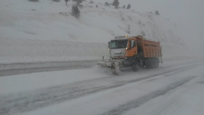 Konya-Antalya karayolunda yoğun kar yağışı