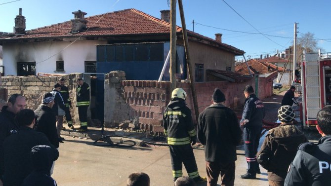 Konya’da evde çıkan yangında mushaf yanmadı