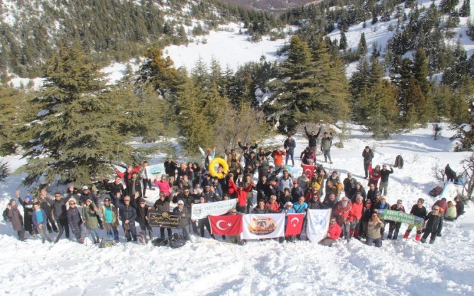 Beyşehir’de kar üzerinde doğa yürüyüşü