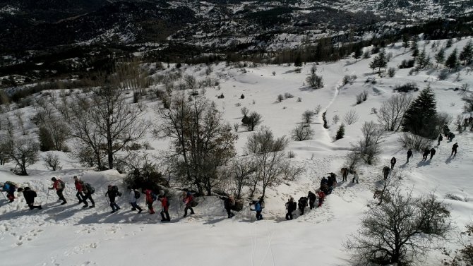 Beyşehir’de kar üzerinde doğa yürüyüşü