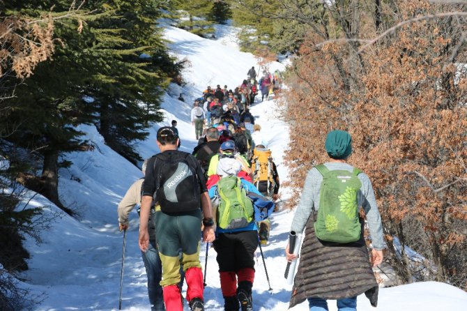 Beyşehir’de kar üzerinde doğa yürüyüşü