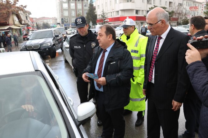 Sürücülere ceza yerine lokum bisküvi ikram edildi