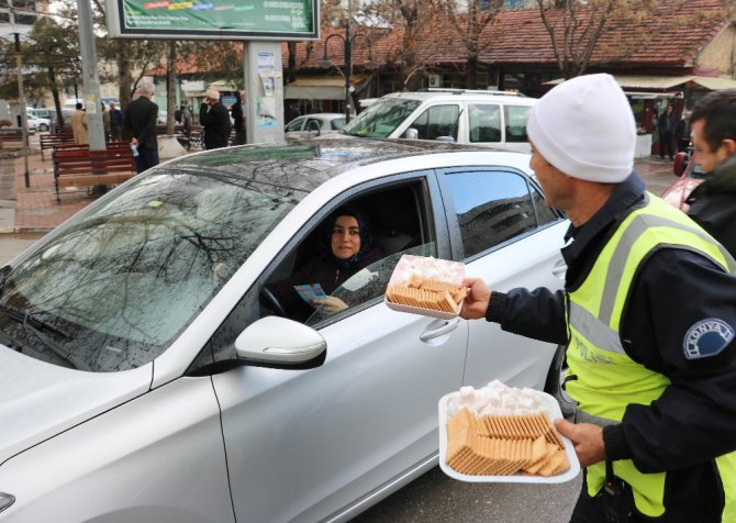 Sürücülere ceza yerine lokum bisküvi ikram edildi