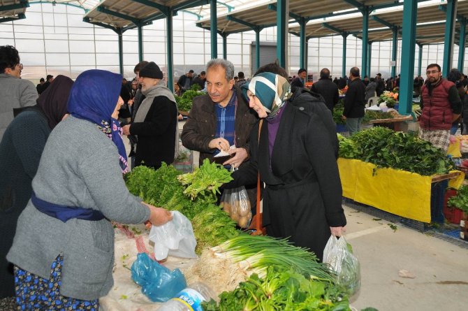 Başkan Akkaya, Yarenler Pazarında alışveriş yaptı