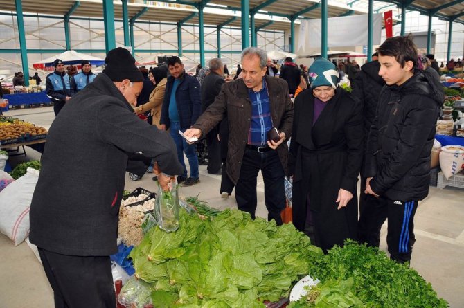 Başkan Akkaya, Yarenler Pazarında alışveriş yaptı