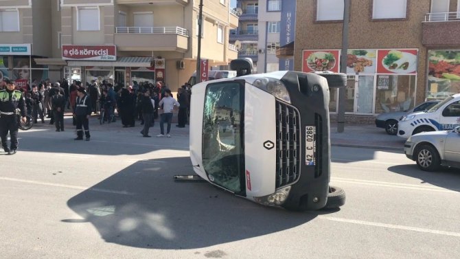 Öğrenci servisi ile otomobil çarpıştı: 8 yaralı