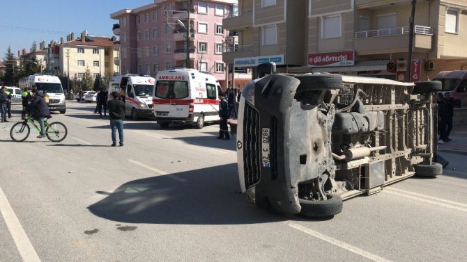 Öğrenci servisi ile otomobil çarpıştı: 8 yaralı