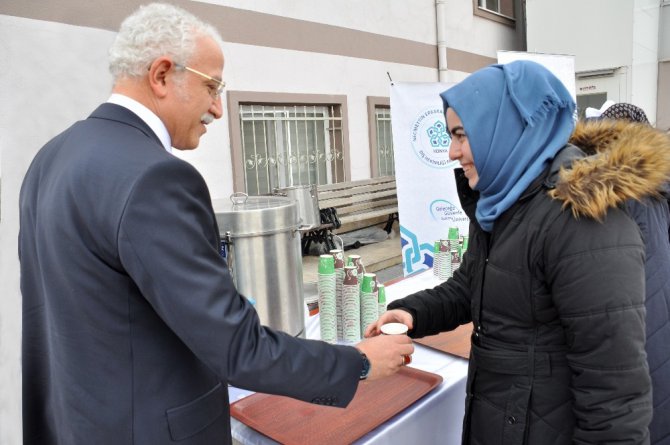 NEÜ Diş Hekimliği Fakültesinde vatandaşlara ve öğrencilere salep ikramı