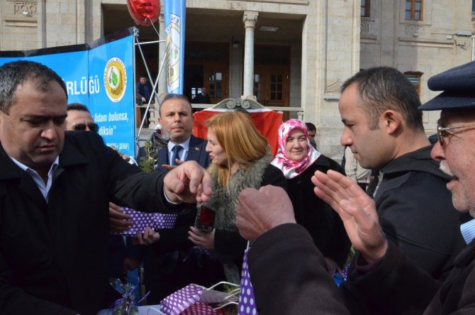 Aksaray’da Sevgililer Gününde fidan dağıtıldı