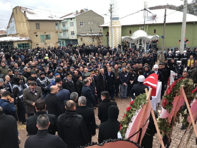 Şehit polis son yolculuğuna uğurlandı