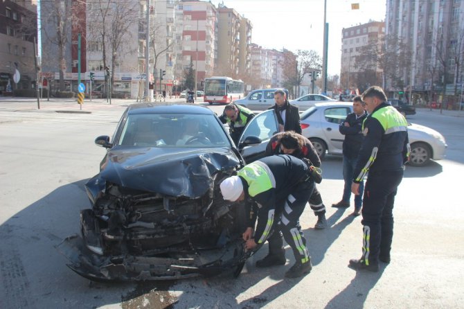 Hafif ticari araçla otomobil çarpıştı: 1 yaralı