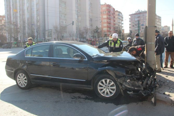 Hafif ticari araçla otomobil çarpıştı: 1 yaralı