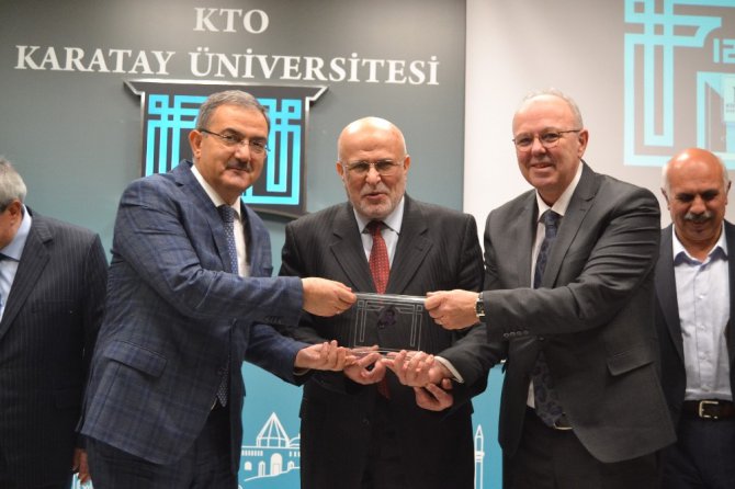 Prof. Dr. Osman Okka’ya 50. yıl plaketi