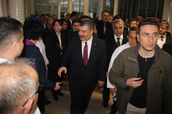 Sağlık Bakanını karşısında gören hasta gözyaşlarına hakim olamadı