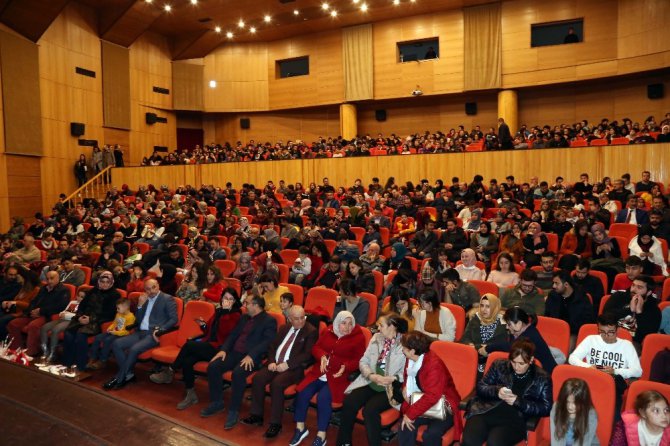 Aksaray’da “Benimle Delirir Misin?” tiyatro oyunu sahnelendi